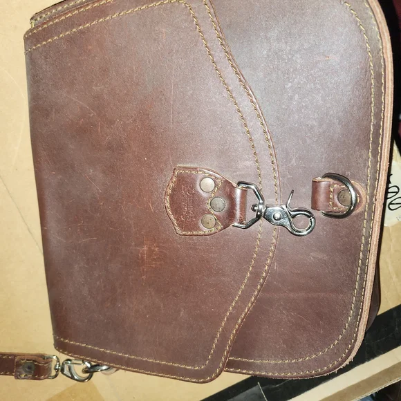 SaddlebackBrown Leather Messenger Bag with Classic Design unisex